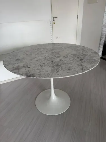 Mesa Tulipa com Tampo em Mármore Carrara