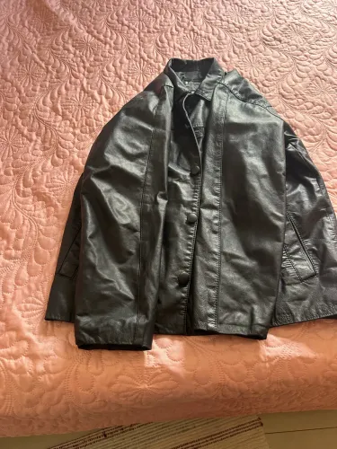 Vendo blusa de couro tamanho M 