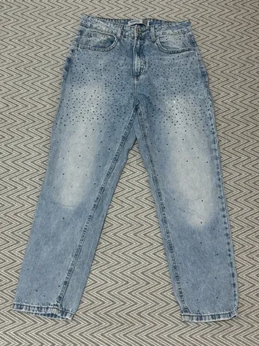 Calça jeans mom com pontos de brilho