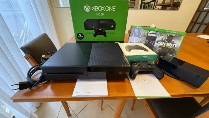 Xbox One 500 GB com controle, 4 jogos e caixas 