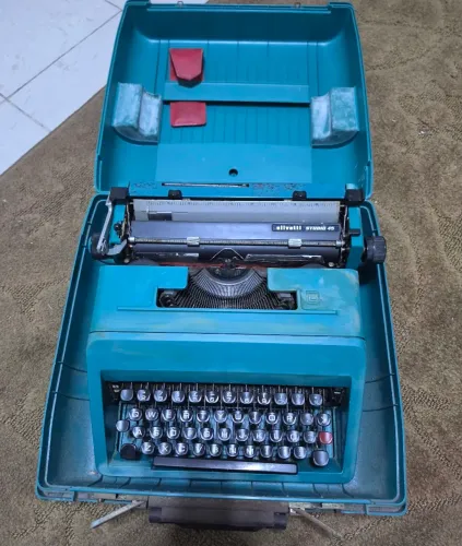 Máquina datilografia Olivetti Antiquário