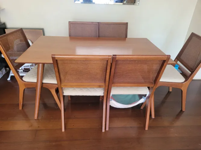 Mesa de jantar e cadeiras