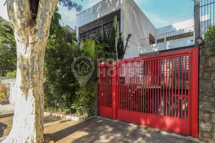 Sobrado de 317m² à venda em Vila Mariana com 04 quartos, suíte e 05 vagas.