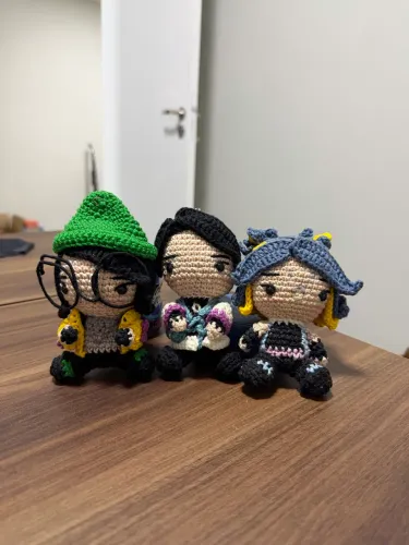 Amigurumi Valorant (Killjoy, Sage e Neon) - Pelúcia