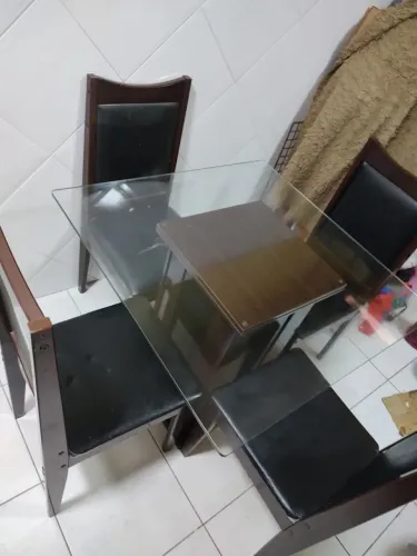 Mesa de vidro com 4 Cadeira