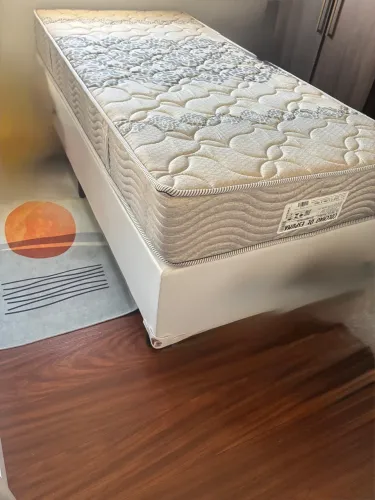 Cama box de solteiro com colchão sem nova pouco uso