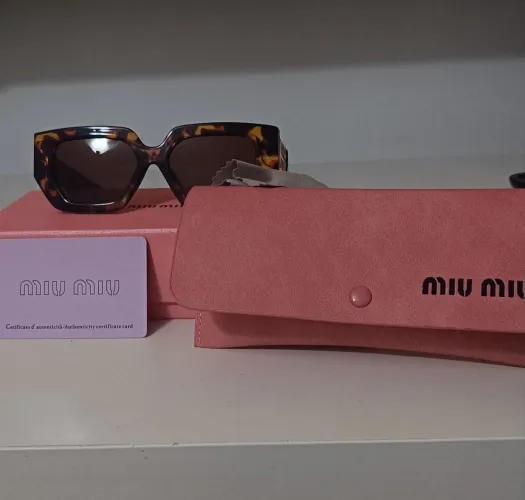 Óculos de sol Miu Miu com armação em acetato tartaruga e caixa original