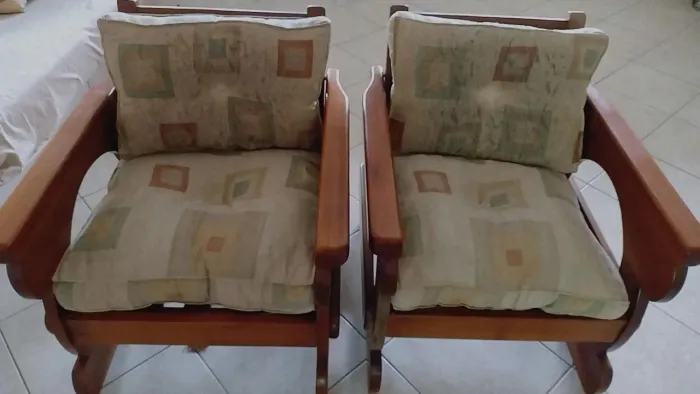 Poltronas de madeira