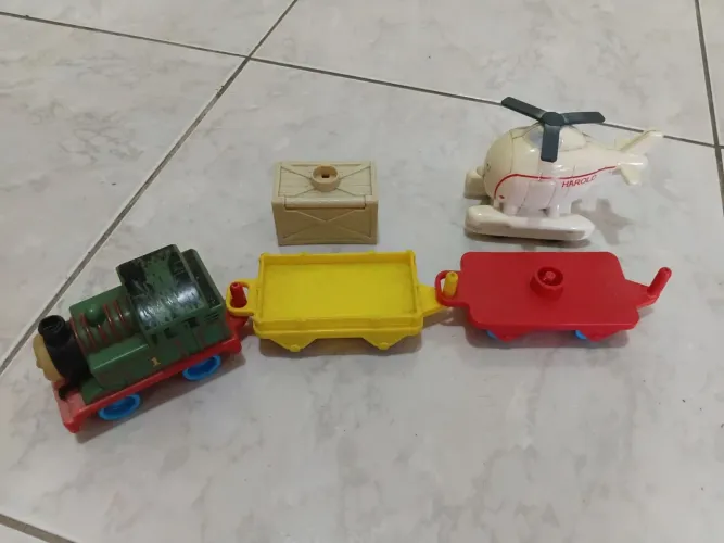 Conjunto Thomas e seus amigos com helicóptero Harold.