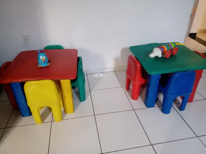 Mesa escolar com 4 cadeiras 