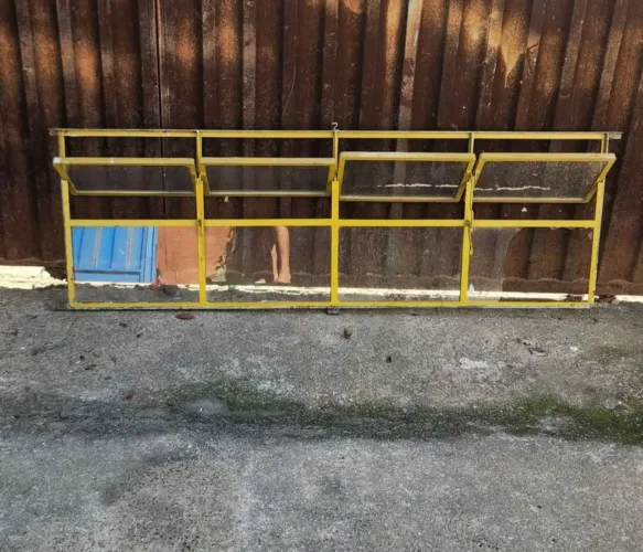 Janela Basculante de Ferro Antiga 1,80m x 0,60m (Quatro Seções)