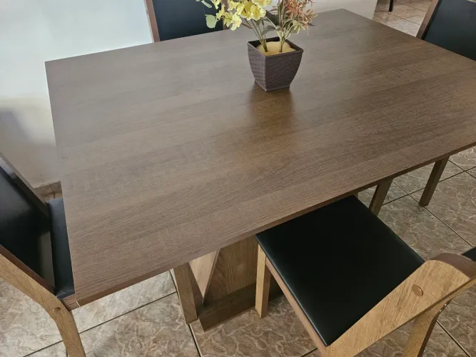 Mesa com 4 cadeiras, Entrego também!!