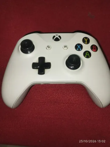 Um controle de Xbox One S Branco em perfeitas condições