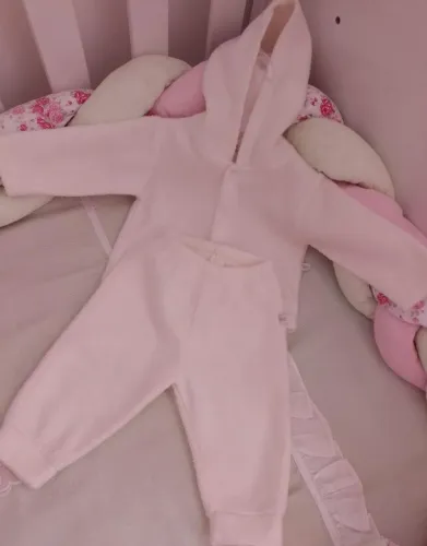 Conjunto Bebê, Felpudinho 25$<br>casaco com capuz +calça 0a5m (Calça tem 35cm comprimento)..
