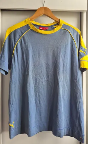 Camiseta Puma Imoortada Vintage Y2K azul e amarela - 100% algodão