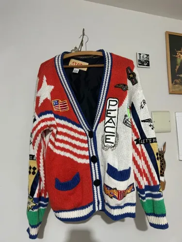 Cardigan vintage com patches / bordado estilo college