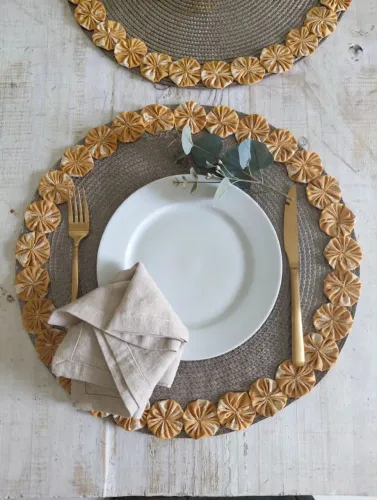 Sousplat decorado com fuxicos lindos 