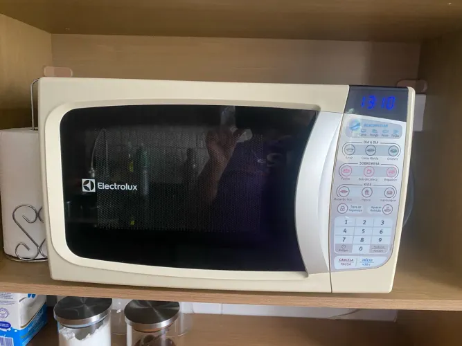 Vende -se microondas em bom estado com marcas de uso , Eletrolux