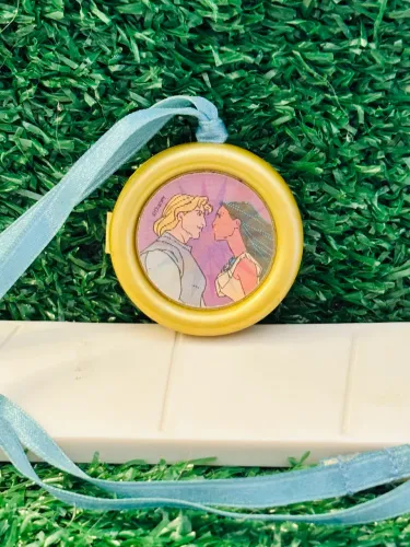 Colar Vintage  tipo medalhão Pocahontas anos 90