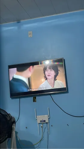 Tv LG 43 polegadas ,com um pequeno defeito na tela 
