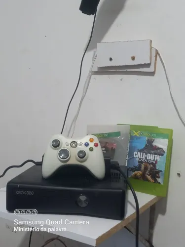Vendo Xbox semi novo desbloqueado com mais de 1000 jogos acompanha 1 controle original