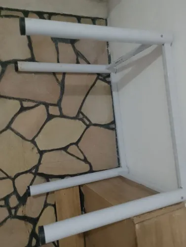 Mesa com tampo de mármore e com 4 cadeiras novas *