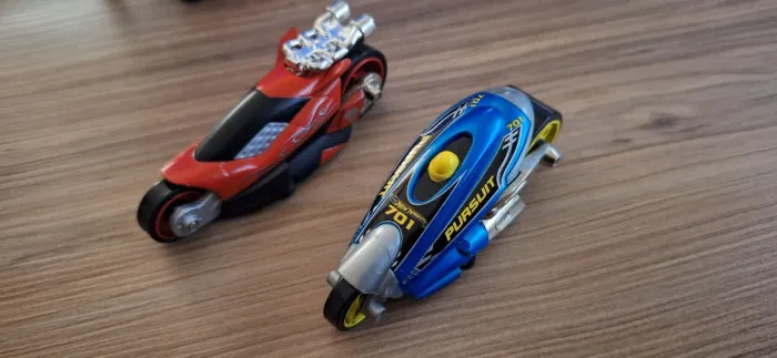 Hot Wheels motos Shokblade 2003 e Bifusion 2004. RS 250 cada