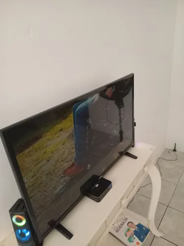 Tv Philco 32 plg c/defeito na imagem pouco escura retirada de peças