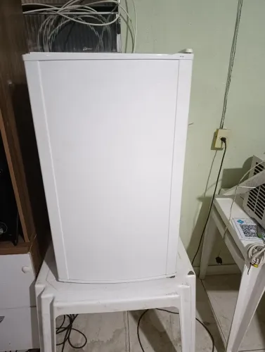 Vendo um frigobar 120 litros funcionando perfeitamente