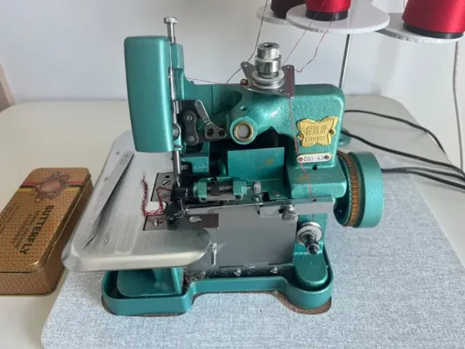 Máquina de Costura Overlock Chinesinha Semi Industrial GN1-6D Butterfly + Base de Apoio