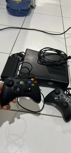 Xbox 360 em ótimo estado, vai com 2 controles e 10 jogos