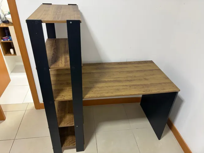 Mesa de escritório com prateleiras - ótimo estado