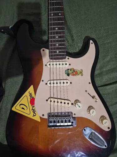 Guitarra Golgen + amplificador e pedaleira de brinde
