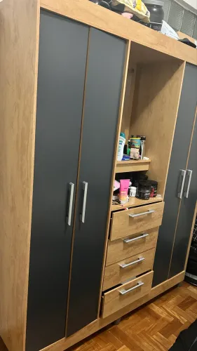 Vende-se Guarda Roupa Casal 4 Portas Espelho 4 Gavetas Araplac Cor Freijo/carbono