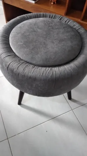Pufe em suede, redondo, com baú e pés palito em madeira