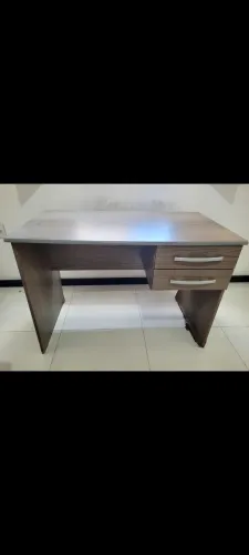Escrivaninha com 2 gavetas