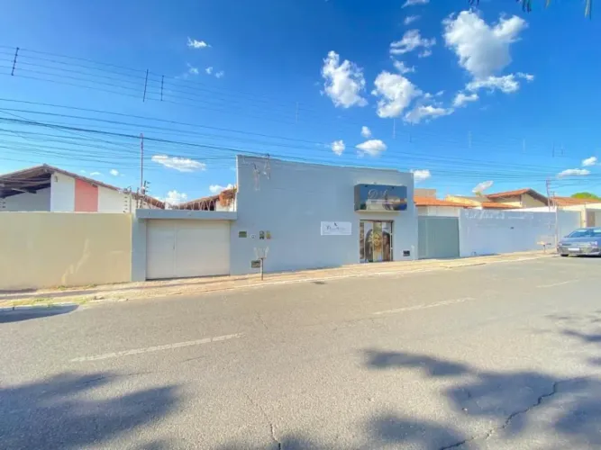 Casa para Aluguel com 03 Quartos, Piscina e 04 Vagas Santa Isabel
