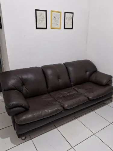 SOFÁ DE COURO (3 LUGARES)