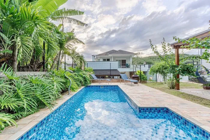 Casa para venda possui 325 metros quadrados com 4 quartos em Glória - Joinville - Santa Ca