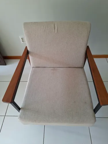 Poltrona moderna com braços em madeira para sala e escritório em excelente estado