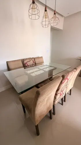 Conjunto de mesa com 6 cadeiras
