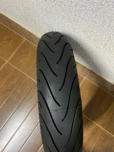 Vende-se Pneu Traseiro Michelin Pilot Street Radial Sem câmera, 140/70R17 H 66.