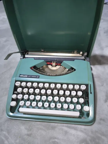 Máquina escrever Olivetti Lettera 82