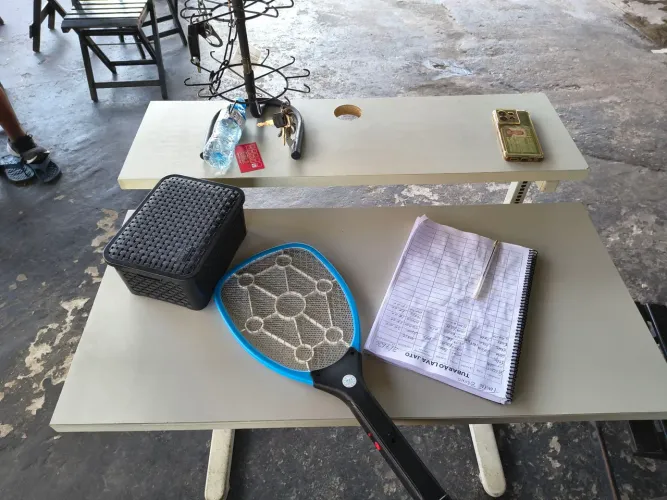 Vendo mesa e cadeira R$ 300