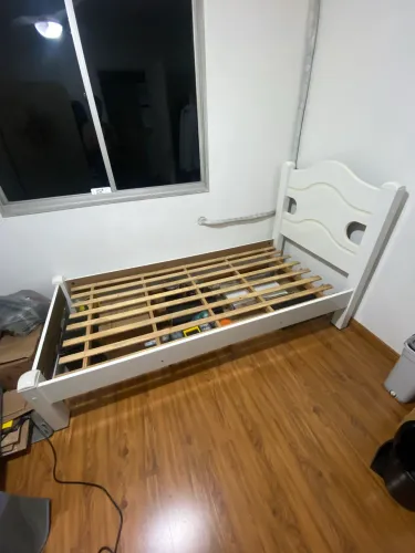 Cama de Solteiro branca
