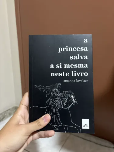 Livro "A Princesa Salva a Si Mesma Neste Livro" de Amanda Lovelace