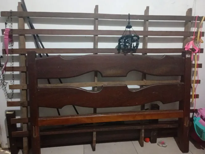 Vendo cama de casal de madeira, retirada no local, não faço entrega