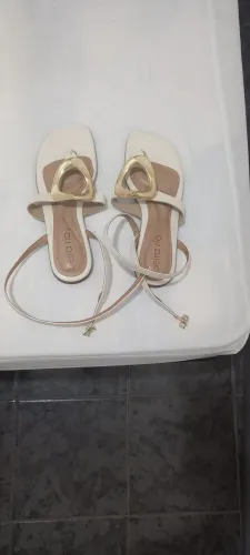Vendo esse par de Sandalias