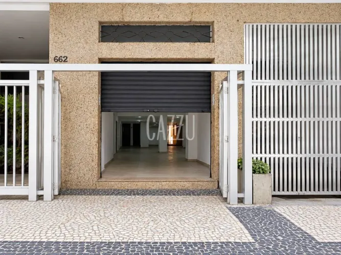 Loja de Rua no Leme | 110 m² + Mezanino | Isenta de Condomínio Loja de Rua no Leme | 110 m