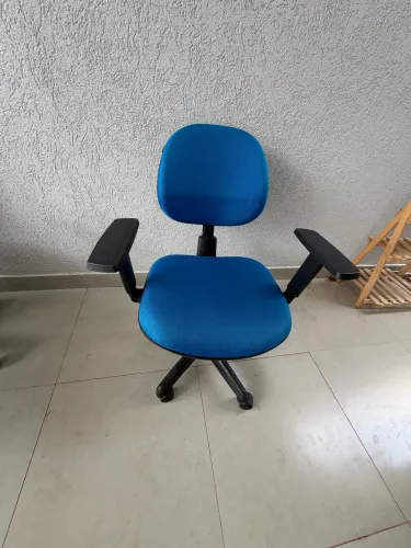 Cadeira escritório semi nova 